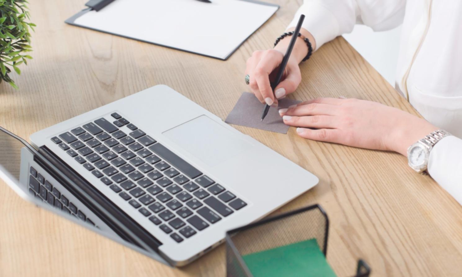 Profesionales trabajando en estrategias financieras avanzadas