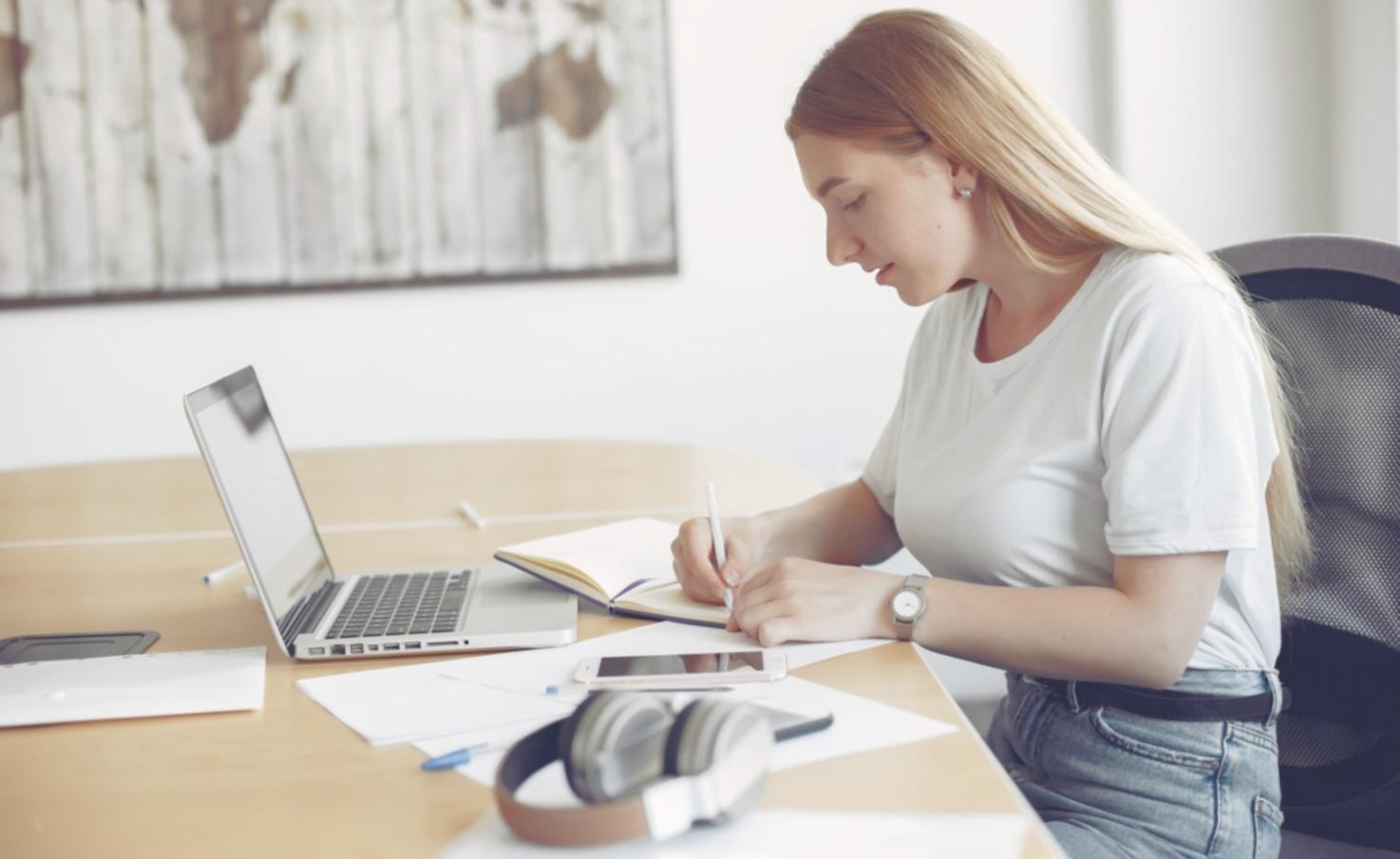 Graduados del programa celebrando la finalización exitosa del curso de liderazgo financiero