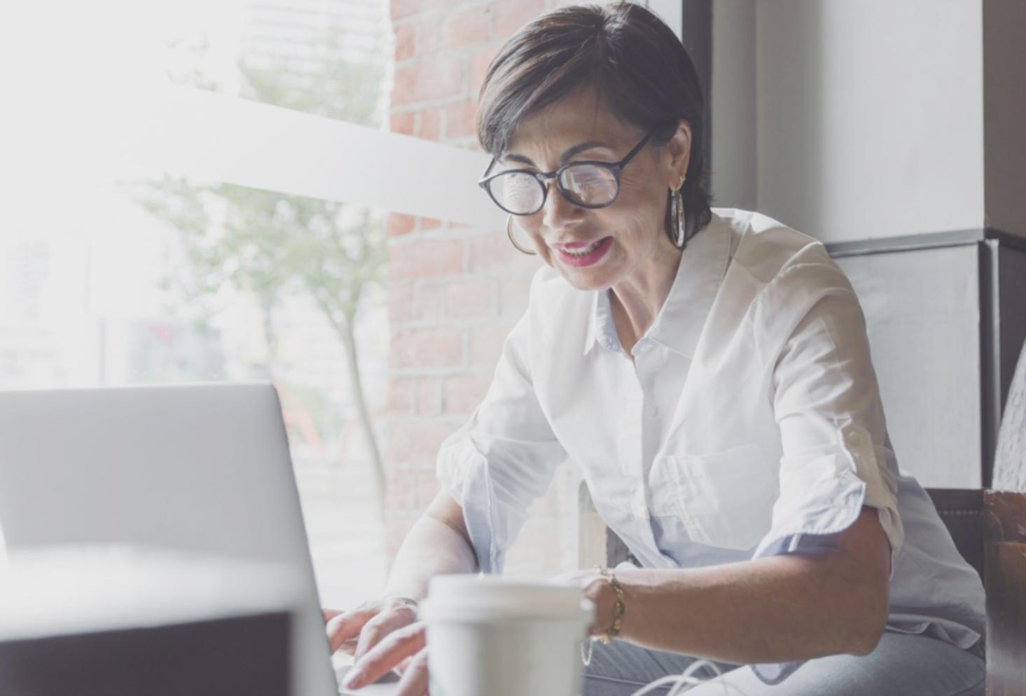 Profesional analizando datos financieros en entorno empresarial moderno